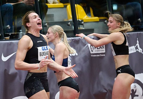 Sprinterin Alexandra Burghardt (l) überraschte mit einer Top-Zeit über die 60 Meter. - © Bernd Thissen/dpa