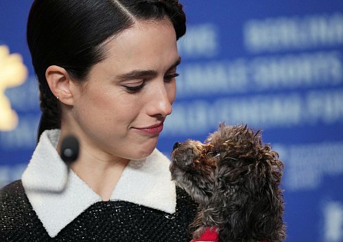 Margaret Qualley präsentierte ihren Hund erstmals der Öffentlichkeit. - © Sören Stache/dpa