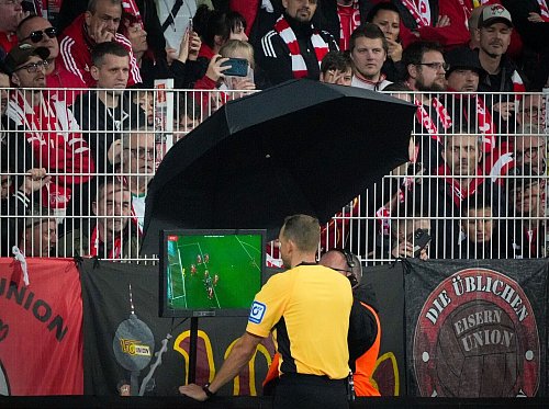 Schiedsrichter Storks studiert die Videobilder nach einem Union-Tor. - © Soeren Stache/dpa