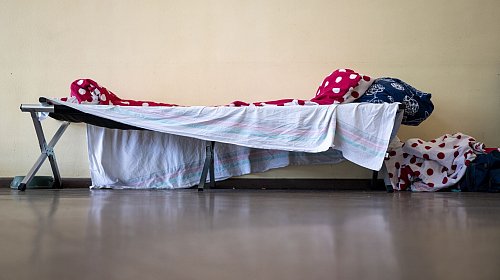 Bett einer Kältehilfe-Notübernachtung in Berlin. (Archivbild) - © dpa