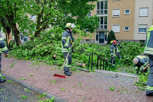 In Lauterbach waren die Einsatzkräfte nach dem Unwetter gefordert. - © Kec/Fuldamedia /dpa