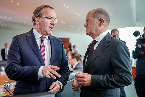 Boris Pistorius (li.) oder Bundeskanzler Olaf Scholz – die Frage der Kanzlerkandidatur ist in der SPD noch nicht entschieden. (Archivbild) - © Kay Nietfeld/dpa