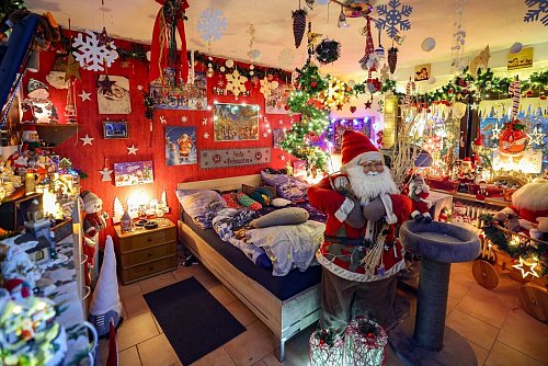 Weihnachts-Deko auch im Schlafzimmer: Die Wohnung von «Weihnachtsmann» Dirk van Acken ist in den nächsten Wochen nur eingeschränkt nutzbar. - © Christoph Reichwein/dpa