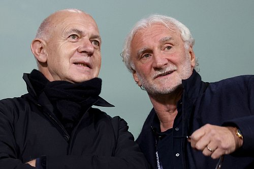 DFB-Sportdirektor Rudi Völler (r) hatte zuletzt selbst eine Verlängerung ins Gespräch gebracht. - © Christian Charisius/dpa