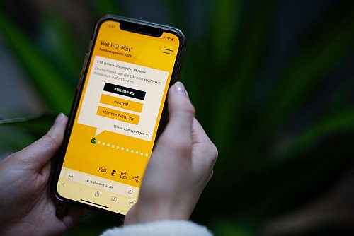 Mit dem Online-Tool können Wählerinnen und Wähler ihre eigene Position mit der aller 29 zur Wahl antretenden Parteien in 38 Thesen vergleichen. - © Sebastian Christoph Gollnow/dpa