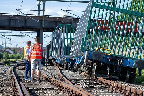 Am Bahnhof Kronach ist es zu einem schweren Unfall gekommen. - © Pia Bayer/dpa