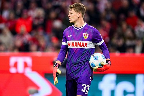Stuttgarts Torwart Alexander Nübel warnt eindringlich vor Juve-Stürmer Dusan Vlahovic. - © Tom Weller/dpa