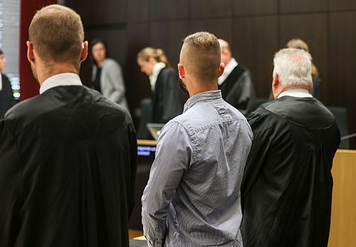 Am ersten Prozesstag gegen einen jungen Polizisten schilderte der Angeklagte sein Sicht der Ereignisse. - © Oliver Berg/dpa