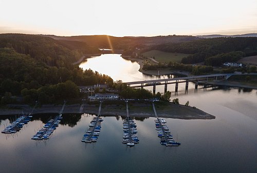 Der Naturpark Sauerland Rothaargebirge, auf dessen Gebiet der Biggesee liegt, wird der größte Naturpark in Deutschland. - © Jonas Güttler/dpa