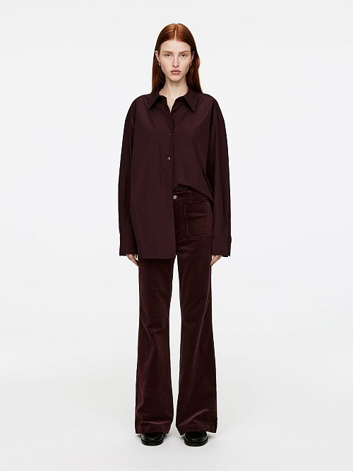 Monochromer Look: Kombiniert mit einer Hemdbluse wirkt die Cordhose von Arket lässig und elegant zugleich (Cordhose ca. 79 Euro, Hemdbluse ca. 79 Euro). - © Arket/dpa-tmn
