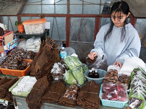 Auslagen, die süchtig machen: Marktstand mit Tabakblättern und Betelnüssen in Banaue. - © Andreas Drouve/dpa-tmn