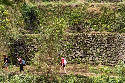 Wanderer zwischen Cambulo und Batad. - © Andreas Drouve/dpa-tmn