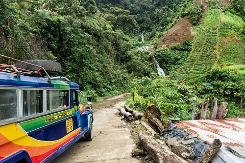Seltenes Vehikel: ein Kleinbus in der Bergwelt der Philippinen. Das typische Verkehrsmittel in der Gegend Ifuago ist das Tuk Tuk. - © Andreas Drouve/dpa-tmn