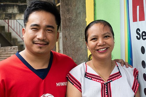 Führen ein Homestay in Cambulo: Jordan und Jenelyn Tundagui. - © Andreas Drouve/dpa-tmn
