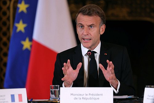 Sollte die Regierung in Paris stürzen, würde dies Macron erheblich unter Druck setzen (Archivbild). - © POOL/Pool AFP/AP/dpa