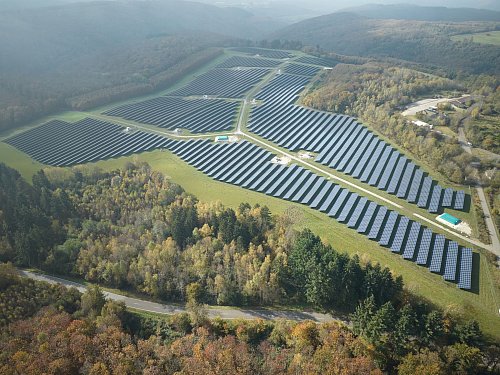 Der Freiflächen-Solarpark versorgt rund 39.000 Vier-Personen-Haushalte in Rheinland-Pfalz mit emissionsfreiem Strom. (Archivbild) - © Thomas Frey/dpa