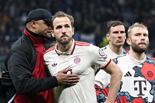 Trainer Vincent Kompany (l) spricht mit dem tief enttäuschten Torjäger Harry Kane nach dem Viertelfinal-Aus. - © Sven Hoppe/dpa