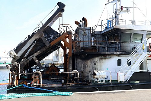 Die Schäden nach dem Brand auf dem Öltankschiff «Annika» sind deutlich zu erkennen. Der Havarist liegt im Rostocker Überseehafen. - © Bodo Marks/dpa