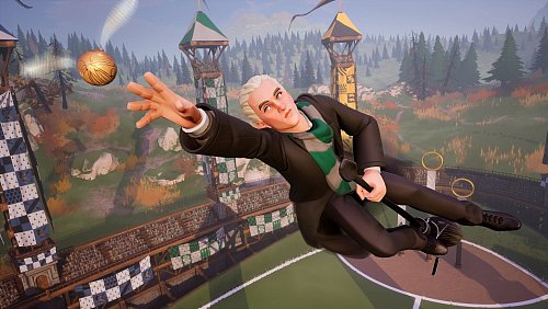 Potter-Widersacher der ersten Stunde: Auch Draco Malfoy mischt beim Quidditch mit. - © Warner Bros./dpa-tmn
