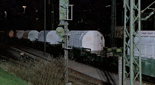 Am späten Mittwochabend verließ der Zug mit den Castor-Behältern den Hafen in Nordenham. - © Kai Moorschlatt/dpa