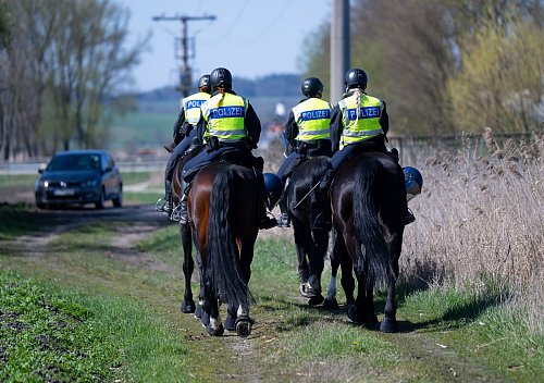 Reiter der Pferdestaffel der Bundespolizei Berlin sichern kurz vor der Ankunft eines Zuges mit Castor-Behältern Bahngleise ab. - © Sven Hoppe/dpa