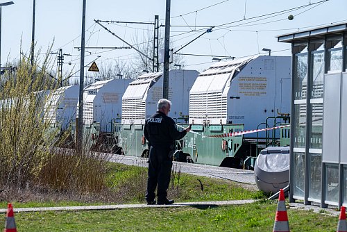 Im Bahnhof von Wörth an der Isar stoppte ein aus Niedersachsen kommender Castor-Transport. - © Armin Weigel/dpa