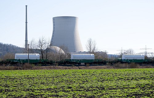 Ein Castor-Zug passiert das still gelegte Kraftwerk Isar im Landkreis Landshut. - © Sven Hoppe/dpa