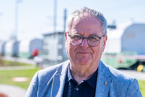 Josef Klaus ist Bürgermeister von Niederaichbach. In der Gemeinde befindet sich das Zwischenlager, in das die Castor-Behälter gebracht werden. - © Armin Weigel/dpa
