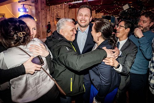 Die sozialliberale Partei Demokraatit um ihren Vorsitzenden Jens-Frederik Nielsen (Mitte) hat die Parlamentswahl auf Grönland gewonnen. - © Mads Claus Rasmussen/Ritzau Scanpix Foto/AP/dpa