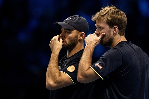 Tim Pütz (l) und Kevin Krawietz (r) stehen im Endspiel des Tennis-Saisonfinals. - © Marco Alpozzi/LaPresse via ZUMA Press/dpa