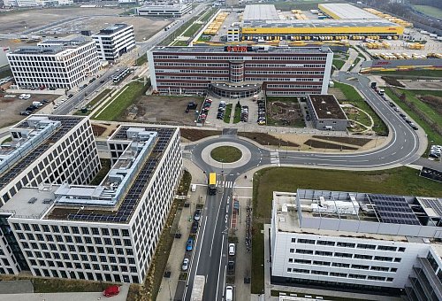 Erfolgsgeschichte am alten Opel-Werk: Heute gibt es dort bereits mehr Jobs als zu Zeiten des Autobauers - © Oliver Berg/dpa