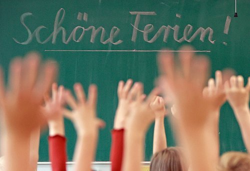 In der Debatte um die seit Jahren bestehende Ferien-Sonderregel für Bayern und Baden-Württemberg haben sich mehrere Bundesländer der Kritik aus NRW angeschlossen. - © Matthias Bein/dpa