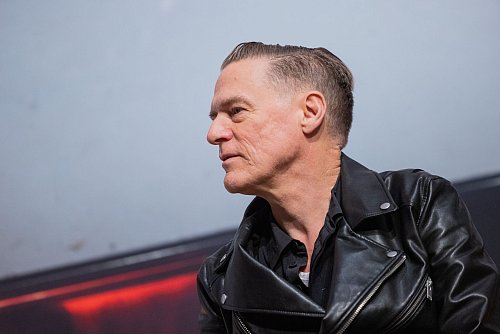 65 und kein bisschen leise. Bryan Adams tourt weiter unermüdlich. (Archivfoto) - © Rolf Vennenbernd/dpa