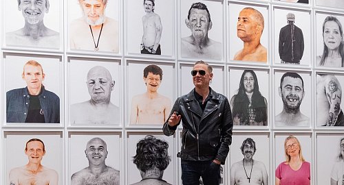 Neben seiner Karriere als Rockstar ist Bryan Adams auch ein erfolgreicher Fotograf. (Archivfoto) - © Rolf Vennenbernd/dpa