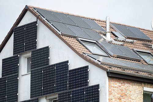 Die Vergütung für Solarstrom, der in das Stromnetz eingespeist wird, wird für neue Anlagen gesenkt. (Archivbild) - © Sebastian Gollnow/dpa