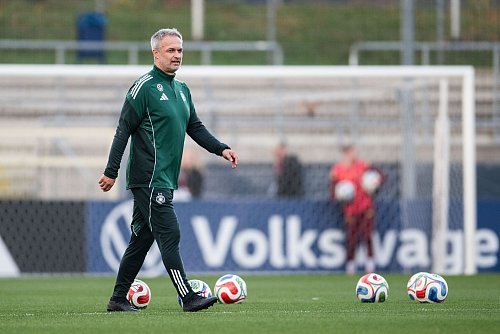 In der Nations League gegen Frankreich ist das Team von Bundestrainer Christian Wück zweimal gefordert. - © Marius Becker/dpa