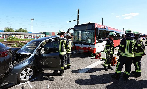 Nach dem Busunfall bei Sankt Augustin ist die A59 in Fahrtrichtung Köln gesperrt worden. - © Ralf Klodt/dpa