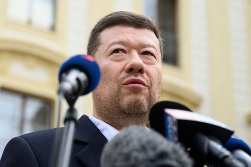 Der tschechische SPD-Vorsitzende Tomio Okamura spricht mit Reportern nach einem Treffen mit Präsident Pavel, der ihn zu einer Konsultation nach den Wahlen eingeladen hatte. - © Kamaryt Michal/CTK/dpa