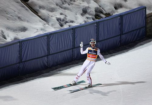 Tournee-Sieger Tschofenig ist derzeit der konstanteste Skispringer. - © Karl-Josef Hildenbrand/dpa