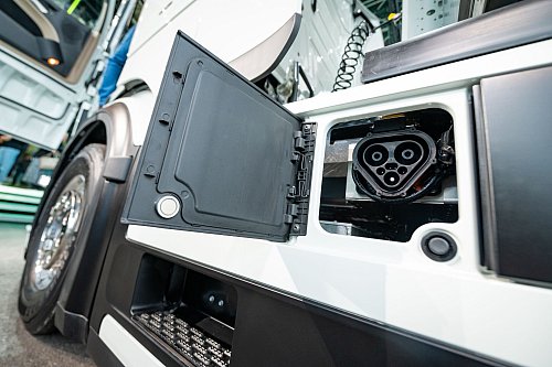 Ladestecker statt Tankstutzen - der neue E-Lkw kommt mit einer Ladung bis zu 500 Kilometer weit. (Archivbild) - © Jonas Walzberg/dpa