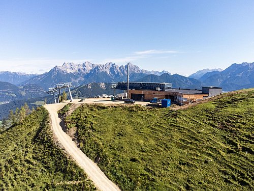 Zusammen zum Gipfel: Die neue Streubödenbahn wurde im Rahmen eines Crowdfundings finanziert. - © Sebastian Astl/Fieberbrunn.com/dpa-tmn