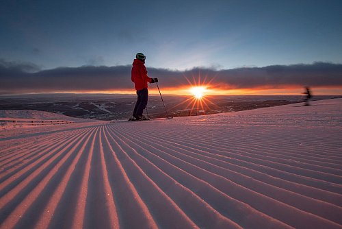 Die meditative Einsamkeit des Skifahrers: Solche Bilder dürften indes in stark touristisch erschlossenen Gebieten die Ausnahme sein - dort wiederum bieten sich moderne und komfortable Seilbahnen. - © SkiStar/dpa-tmn