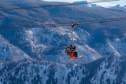 Ab in den Schnee: Eine der vielen neuen Seilbahnen eröffnet diesen Winter im Luxus-Skigebiet Aspen Snowmass in Colorado. Dort ersetzt der Vierer-Sessellift Coney Express den Coney Glade Chair. - © Olivia Klein/Aspen Snowmass/dpa-tmn