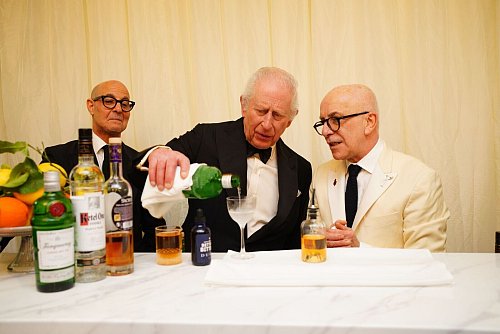 König Charles soll beim Martini-Ausschenken einen guten Job gemacht haben. - © Ben Birchall/PA Wire/dpa