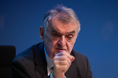 Nordrhein-Westfalens Innenminister Herbert Reul (CDU) setzt bei politisch motivierter Kriminalität aus rechtsextremen Jugendmilieus heraus auf Repression, Prävention und Ausstiegshilfen. (Archivbild) - © Rolf Vennenbernd/dpa