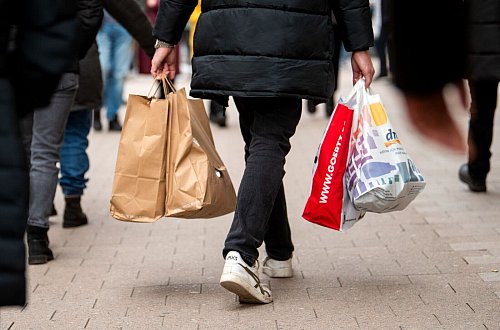 Volkswirte hoffen auf Konjunkturschub durch privaten Konsum (Symbolbild) - © Daniel Bockwoldt/dpa