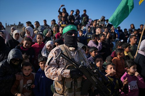 Bewaffneter Islamist vor Übergabe weiterer Geiseln im Gazastreifen. - © Abdel Kareem Hana/AP/dpa