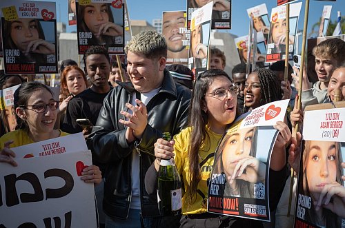 Jubel in Tel Aviv über die Freilassung der Geiseln. - © Ilia Yefimovich/dpa