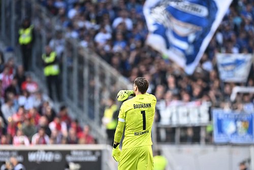 Mund abputzen und weitermachen: Oliver Baumann von der TSG 1899 Hoffenheim. - © Silas Stein/dpa