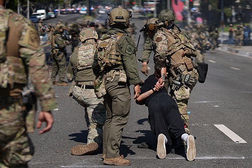 Am Rande der Proteste kam es zu Festnahmen. - © Eric Thayer/AP/dpa